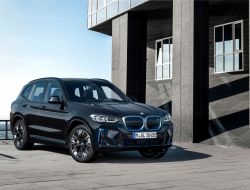 BMW iX3 v novém. Větší mřížka a M paket přicházejí jako standard